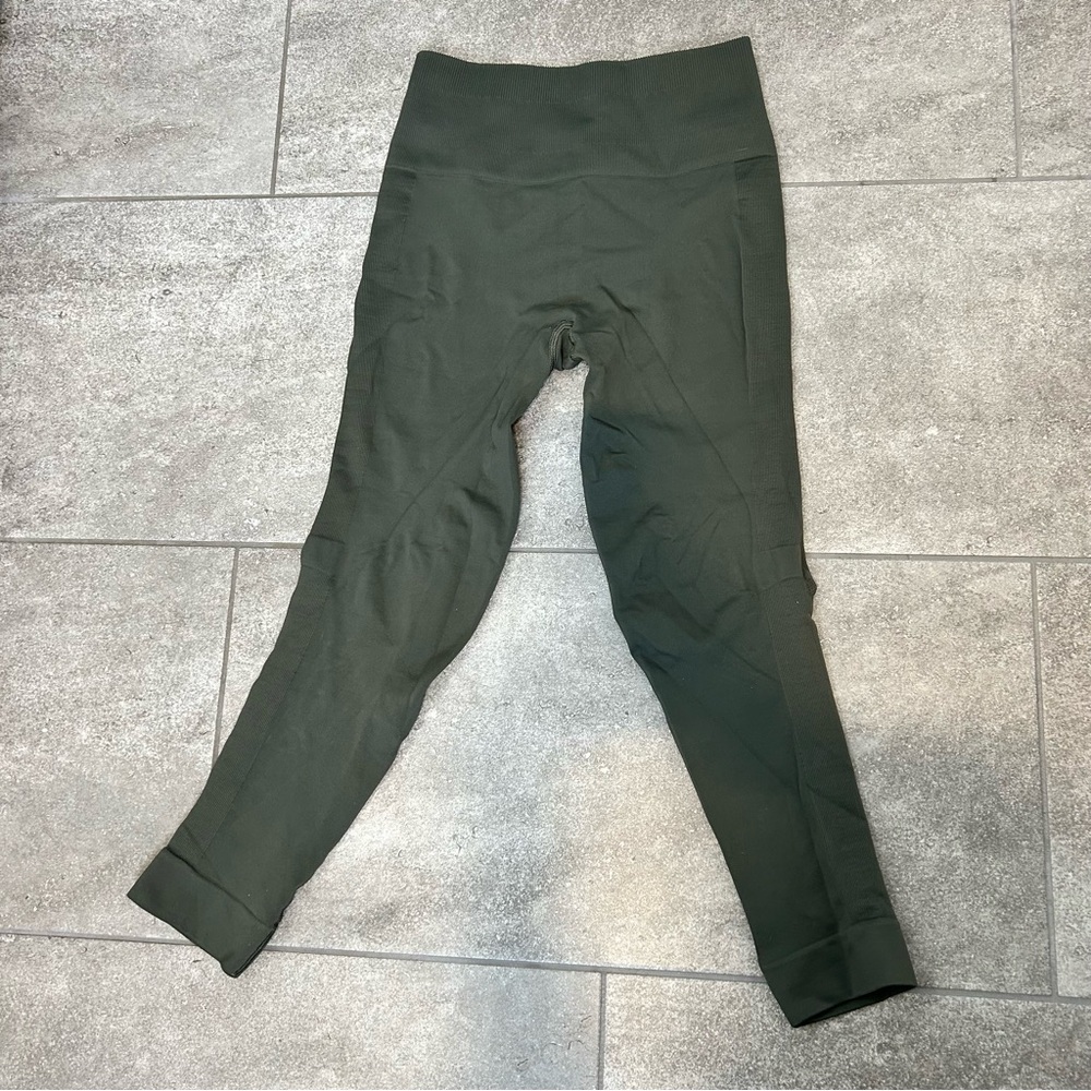 Lululemon ‘Zone In’ High Rise Cropped Seamless Yoga Leggings Size 6 green